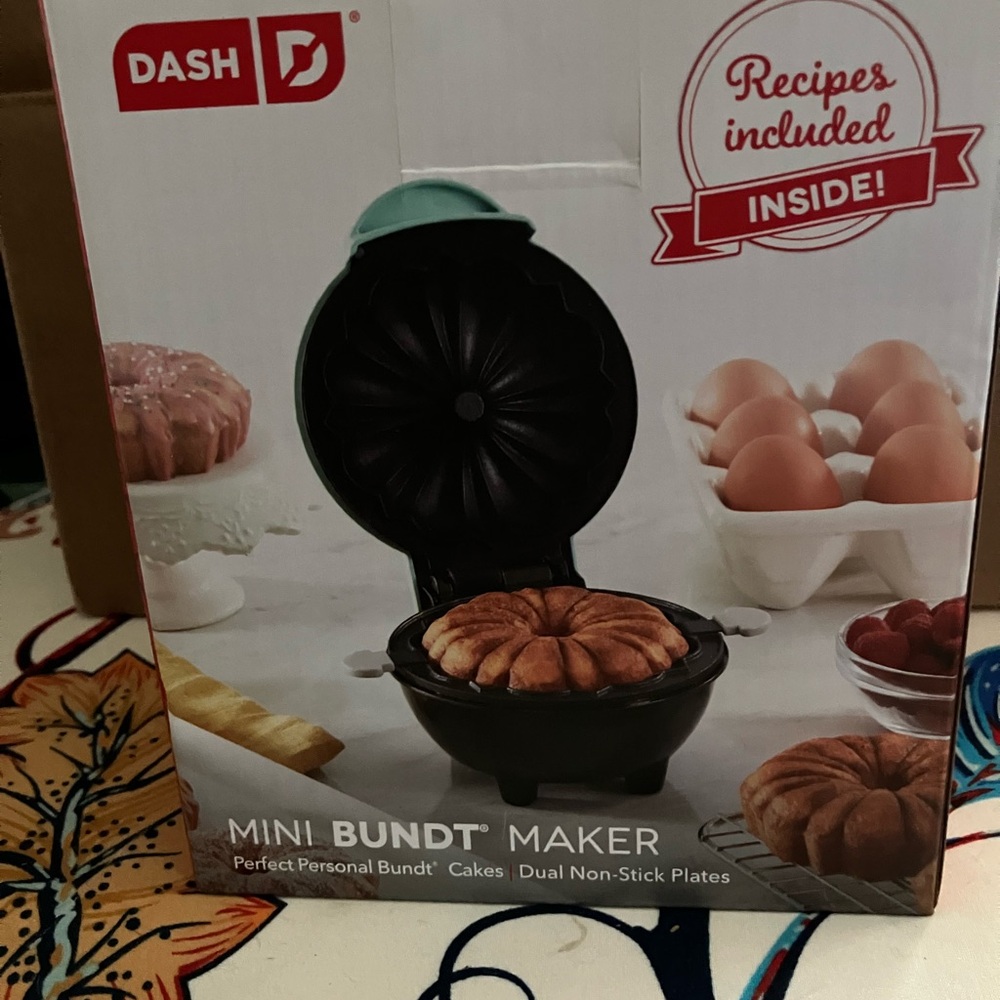 “Dash Mini Bundt Maker - Black and Teal